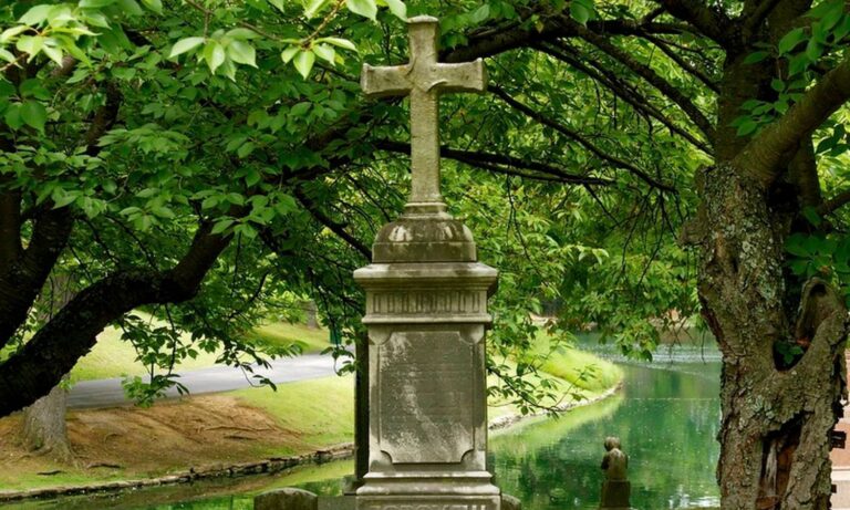 The Story Behind This Haunted Cemetery in Kentucky